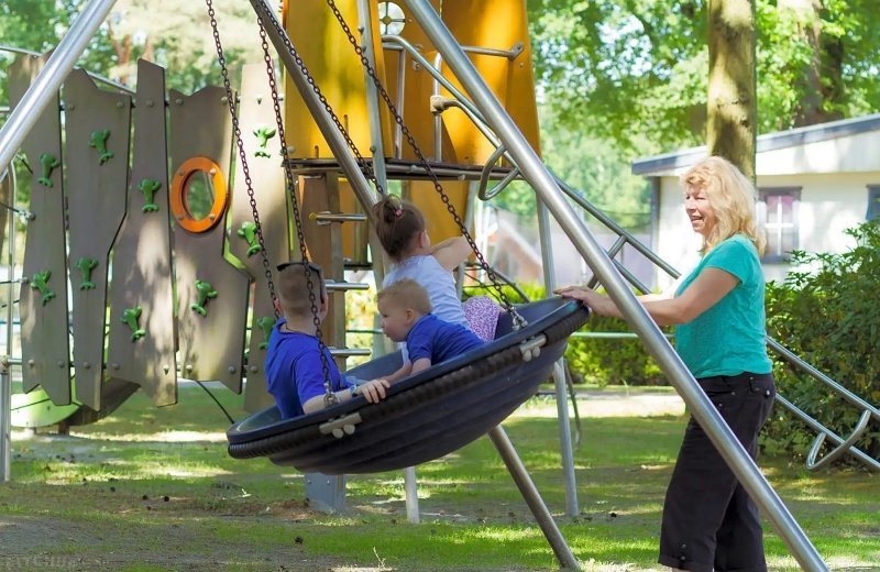Vakantiepark met kinderspeeltoestellen
