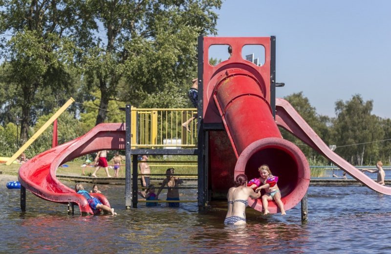 Vakantiepark met waterglijbanen
