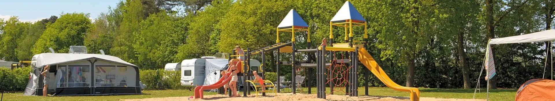Vakantiepark met speeltoestellen