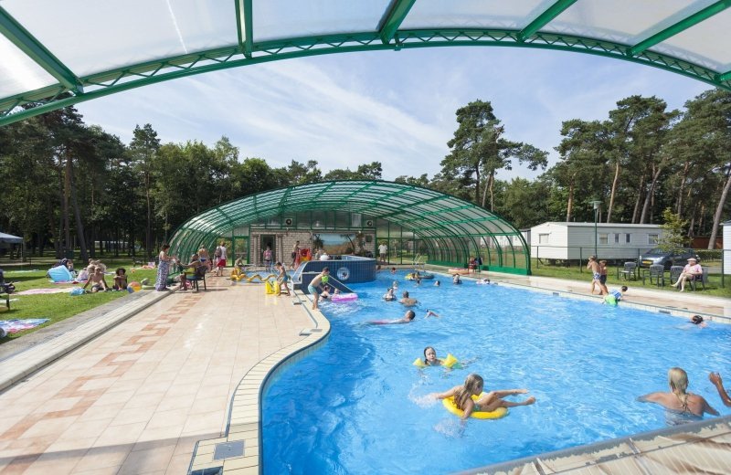 Groot subtropisch zwembad op Vakantiepark Arnhem