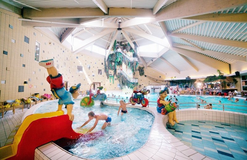 Ferienpark mit subtropischem Schwimmbad